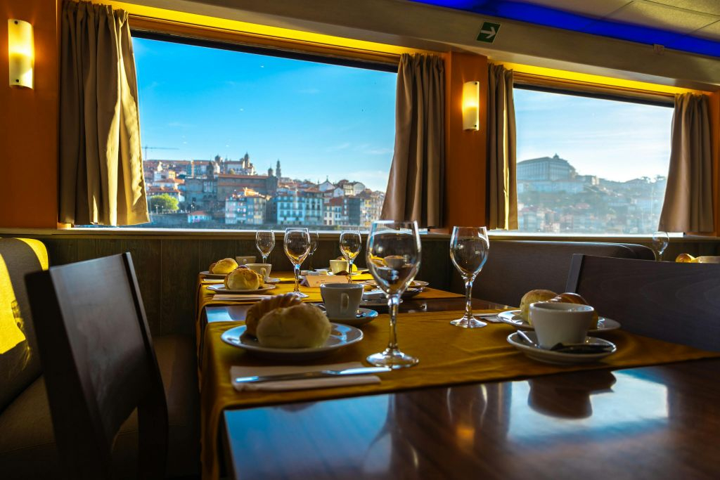 Douro Valley: Cruise from Porto to Pinhão with Breakfast, Lunch & Wine Tasting