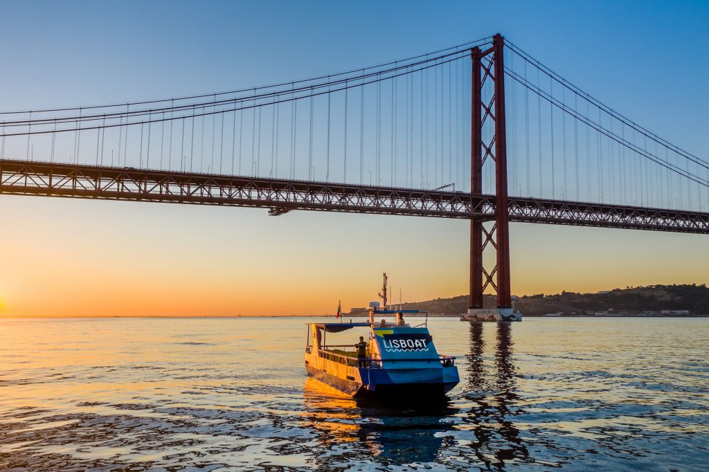 Lisboa: paseo en barco de 1,5 horas al atardecer por Lisboat