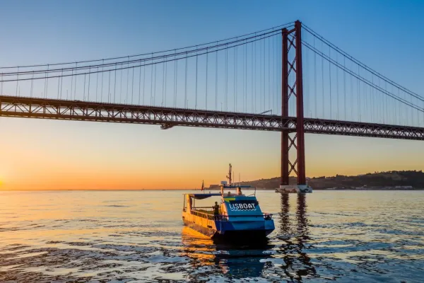 Lisbonne : Croisière fluviale d'une heure et demie au coucher du soleil par Lisboat