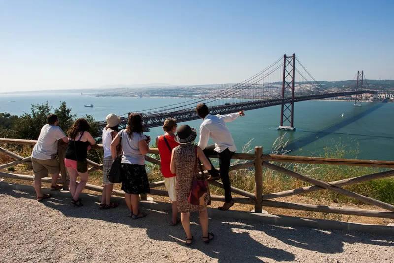 Arrábida e Sesimbra: Dia inteiro de visita ao vinho a partir de Lisboa + Prova de vinhos