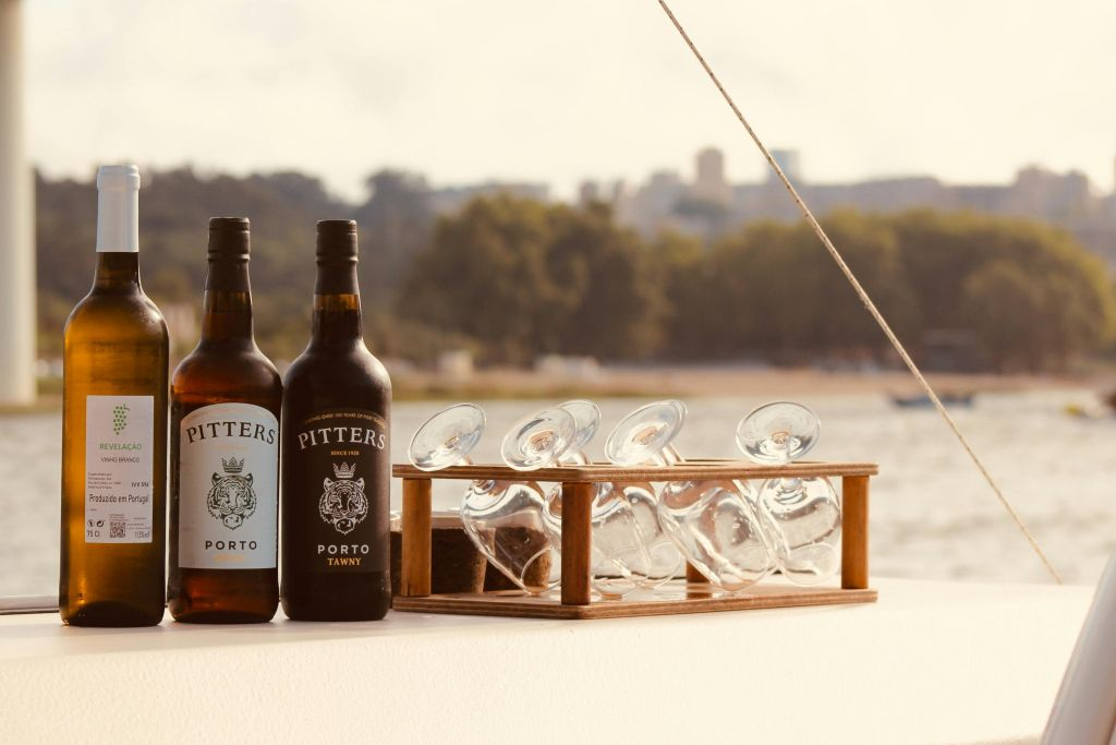 Cruzeiro de barco no rio Douro com vinho do Porto