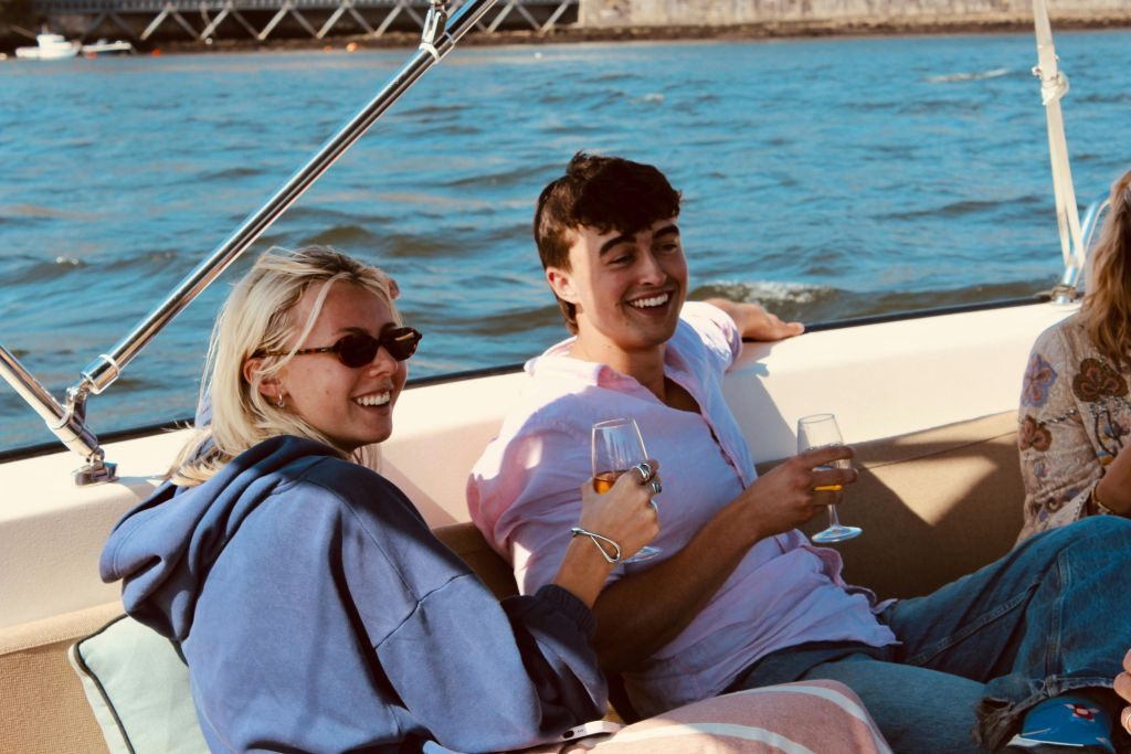Cruzeiro de barco no rio Douro com vinho do Porto