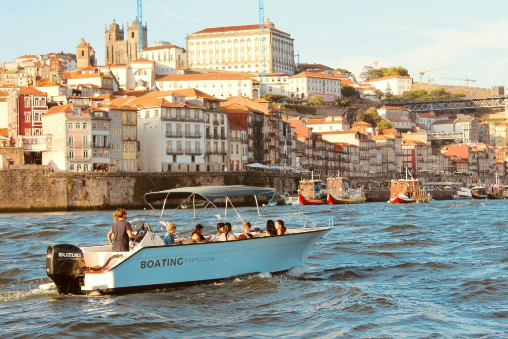 Cruzeiro de barco no rio Douro com vinho do Porto