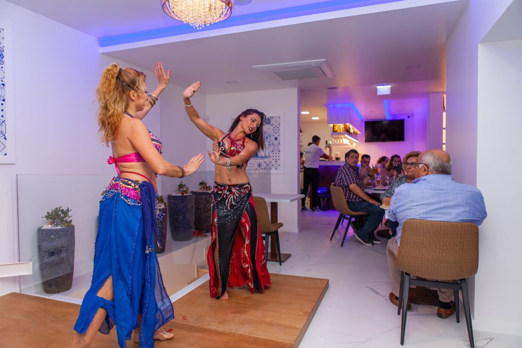 Portimão: Arabian Dance Show with Tapas and Wine