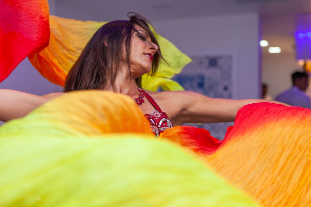 Portimão: Arabian Dance Show with Tapas and Wine