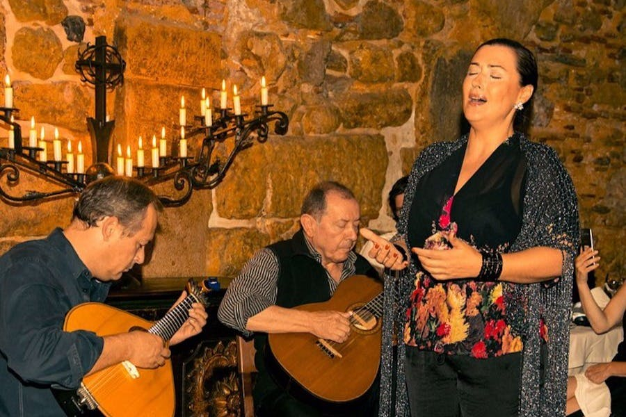 Lisbonne : Visite de la ville en soirée, dîner et spectacle de fado avec transport