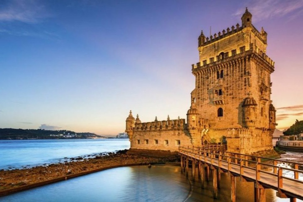 Lisbonne : Visite de la ville en soirée, dîner et spectacle de fado avec transport