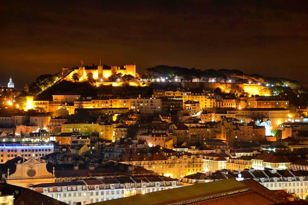 Lisbonne : Visite de la ville en soirée, dîner et spectacle de fado avec transport