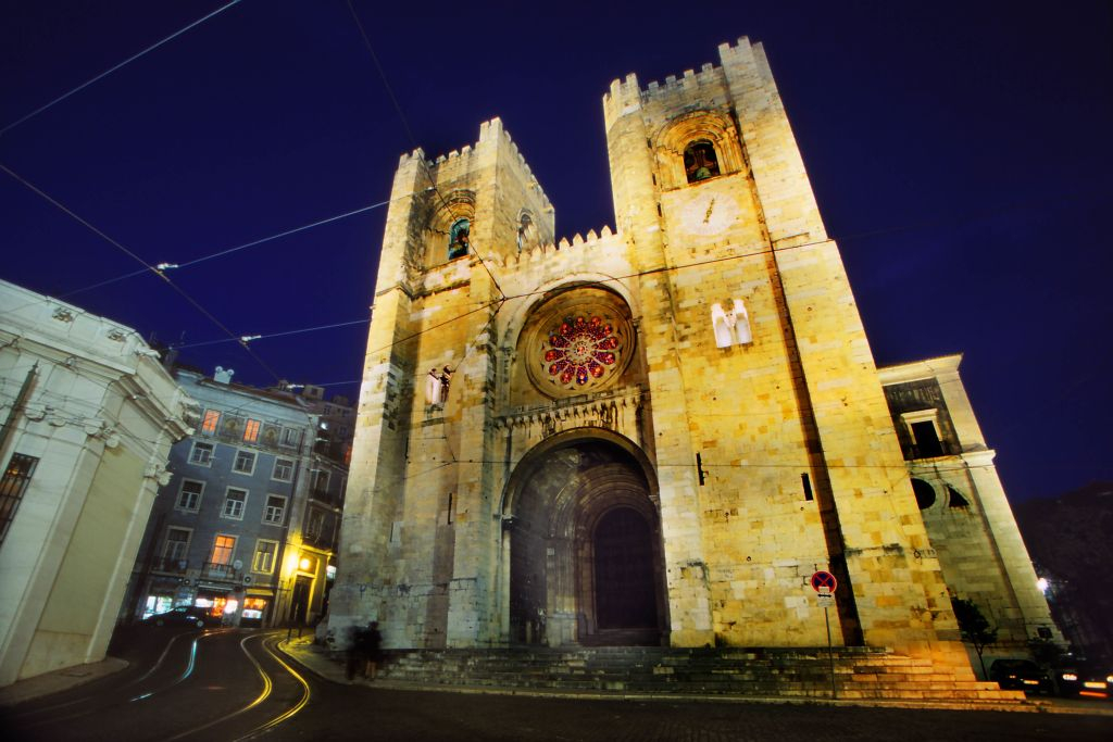 Lisbonne : Visite de la ville en soirée, dîner et spectacle de fado avec transport