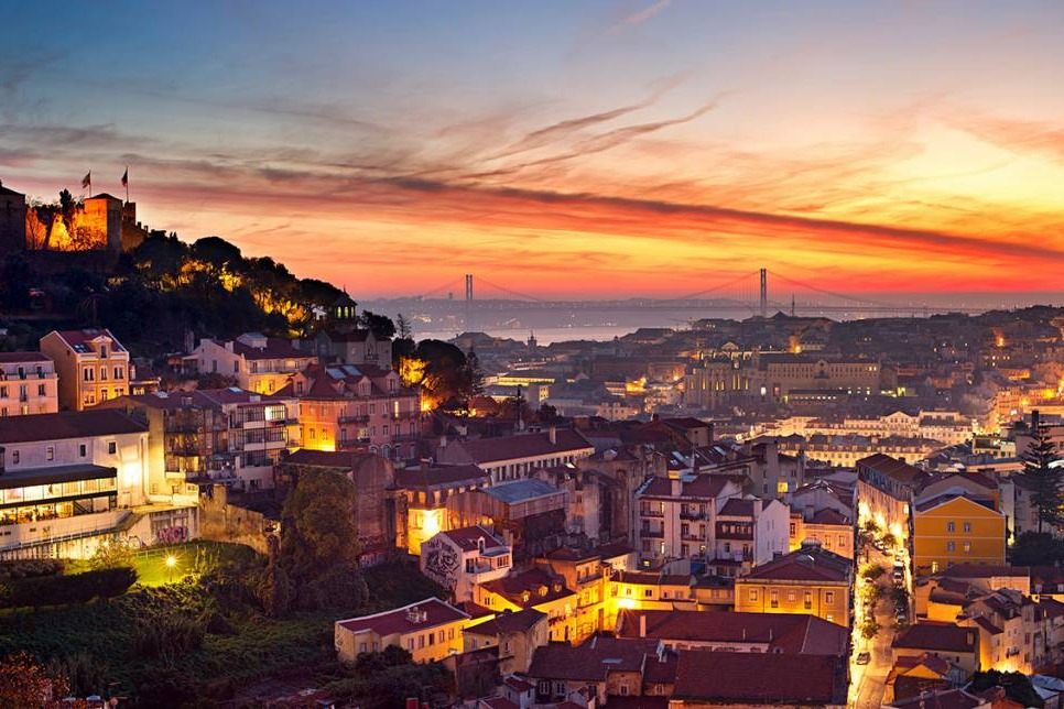 Lisbonne : Visite de la ville en soirée, dîner et spectacle de fado avec transport