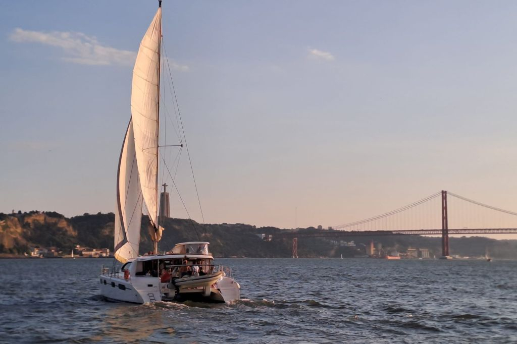 Lisbon: Sunset Catamaran Tour