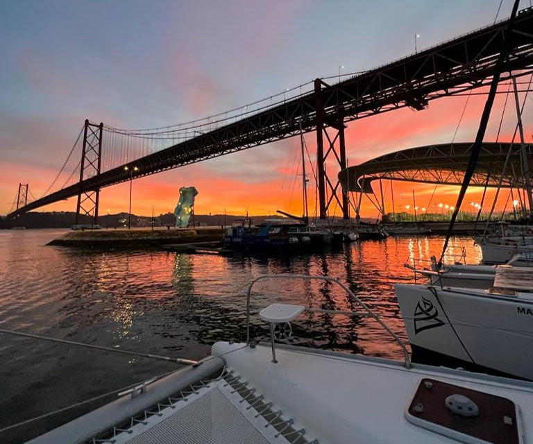 Lisbon: Sunset Catamaran Tour