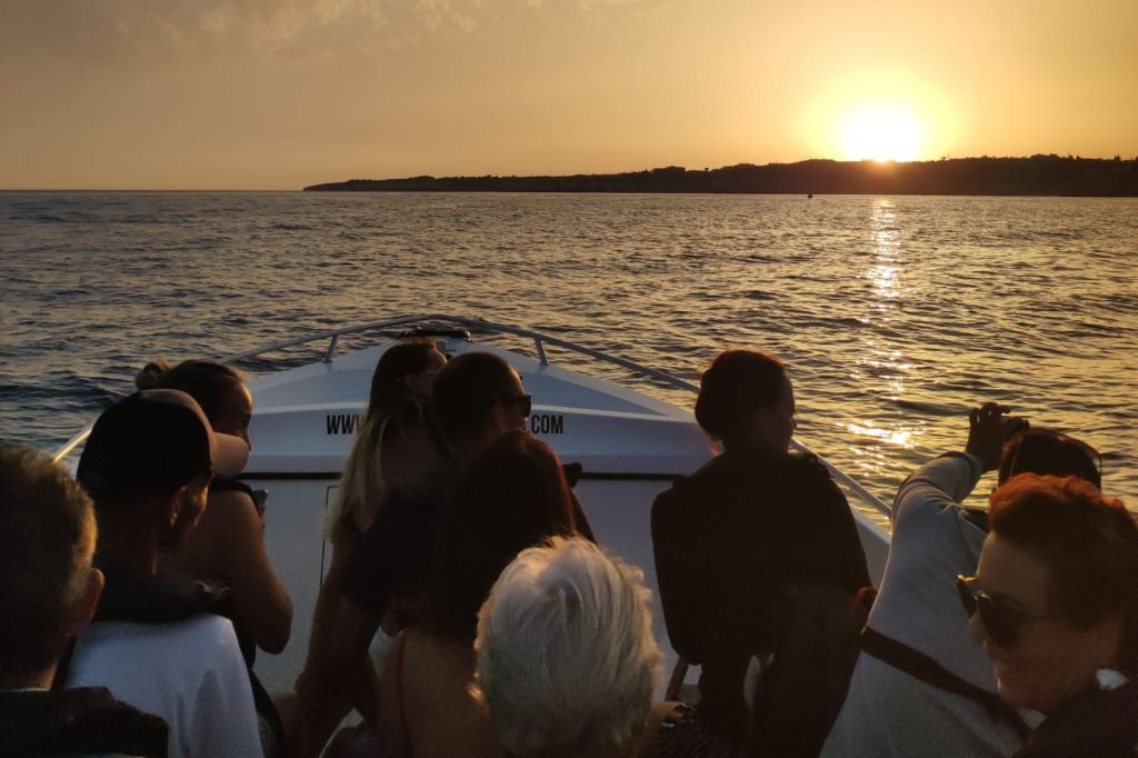 Grottes de Benagil : Excursion en bateau au coucher du soleil depuis Armação de Pêra