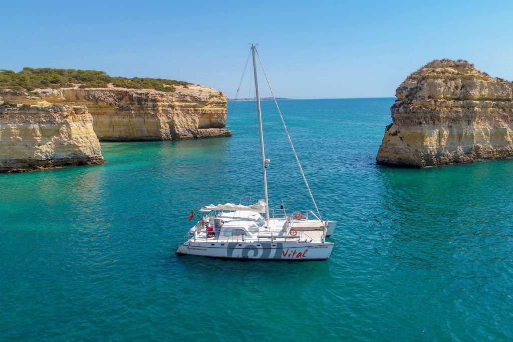 Algarve: Catamaran Cruise with Oysters and Wine from Vilamoura