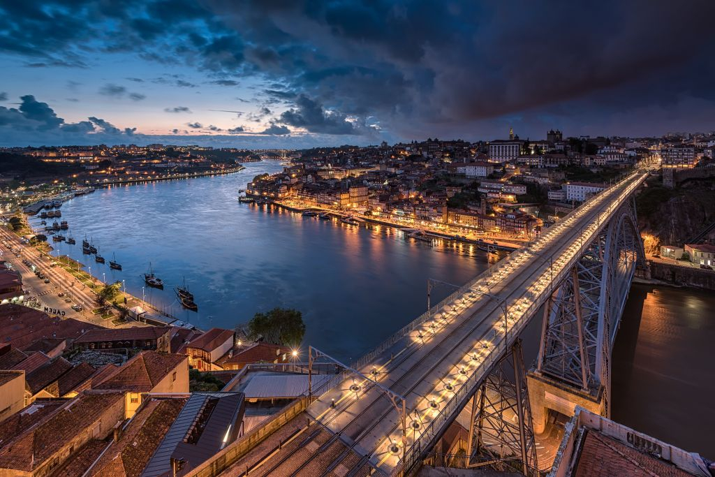 Porto: Guided Night Tour with Fado Show, Dinner and Transport