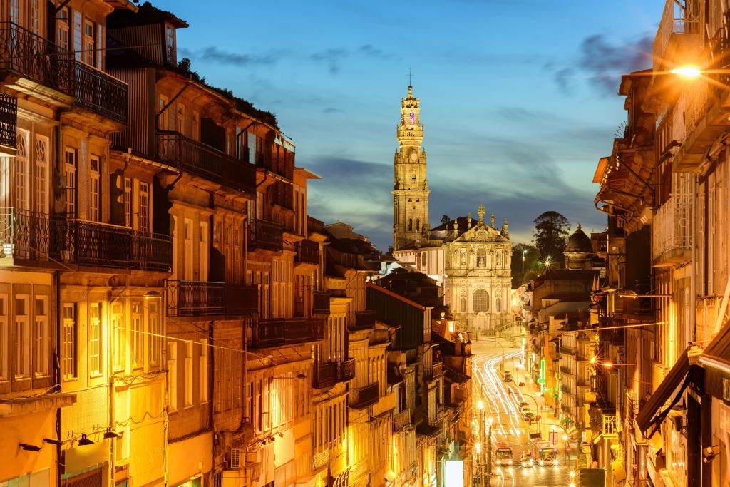 Porto: Guided Night Tour with Fado Show, Dinner and Transport