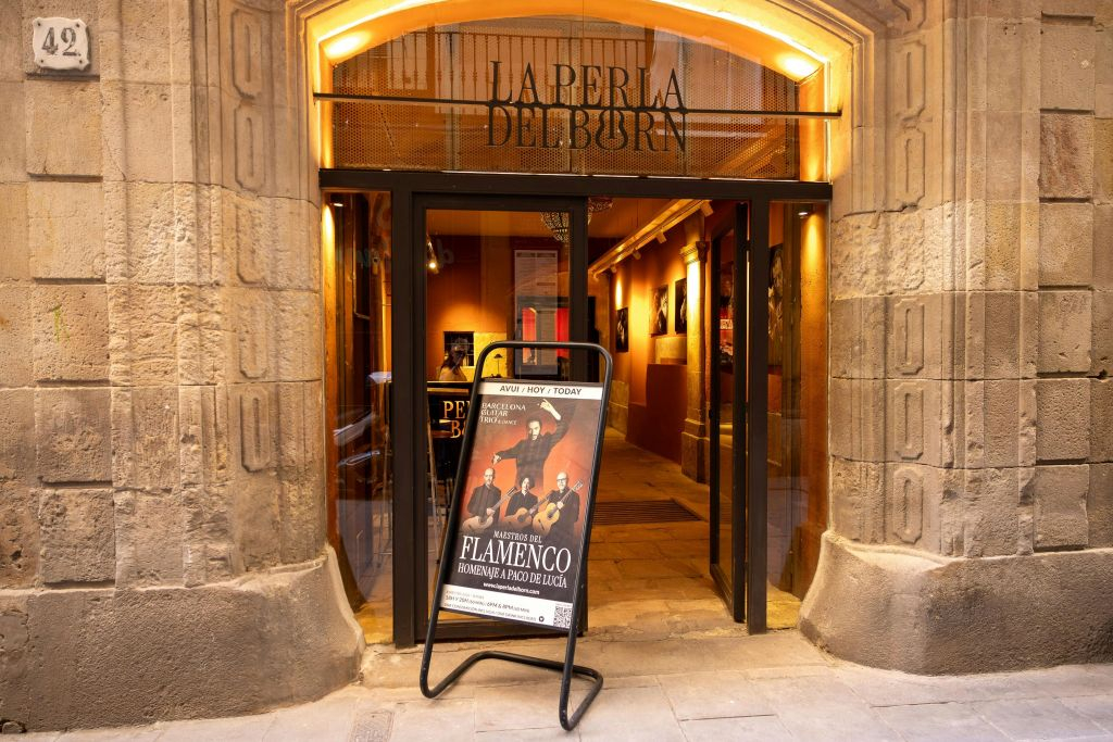 Barcelona: Guitar Trio & Flamenco Dance at Real Circulo