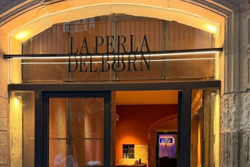 Barcelona: Guitar Trio & Flamenco Dance at Real Circulo