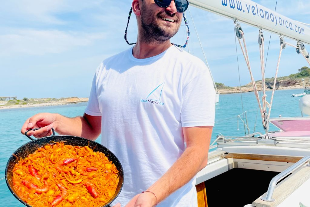 Palma de Mallorca: Paseo en velero privado de 4 horas + aperitivos