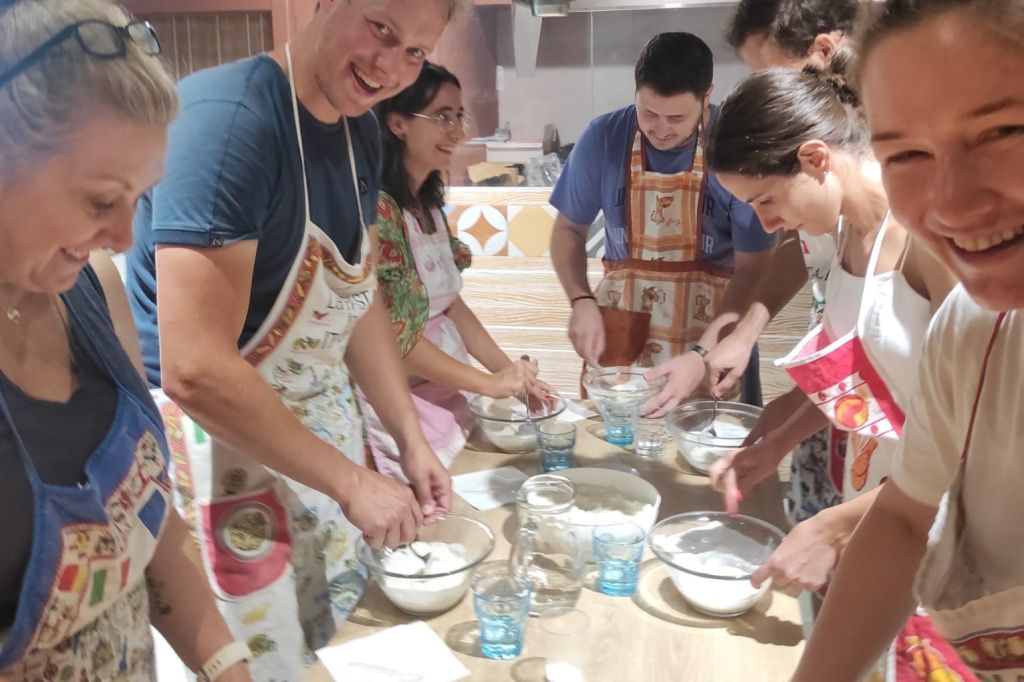 Naples: Small-Group Pizza-Making Experience