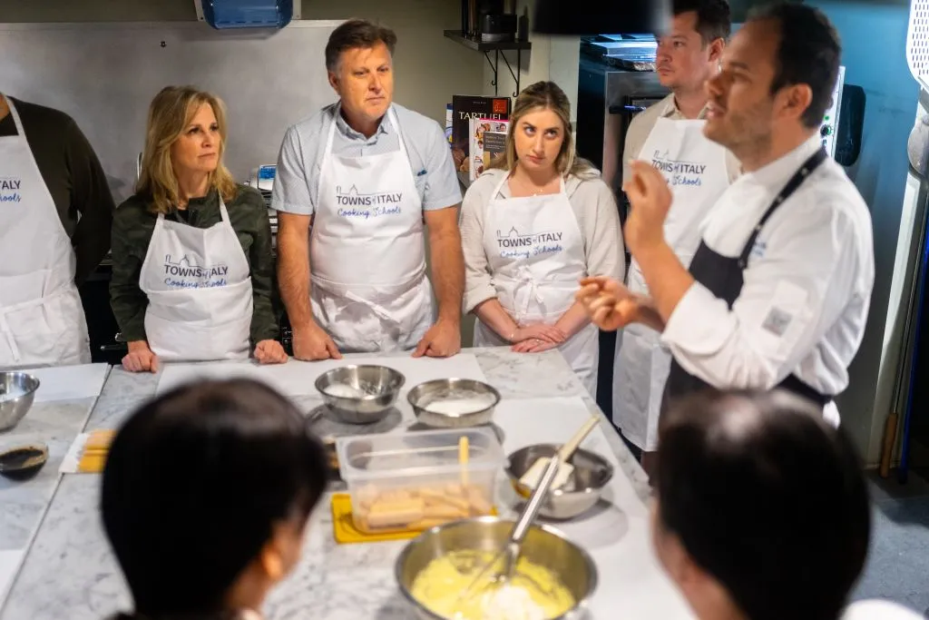 Milano: Corso di cucina sulla pasta e sul risotto + tour del mercato alimentare