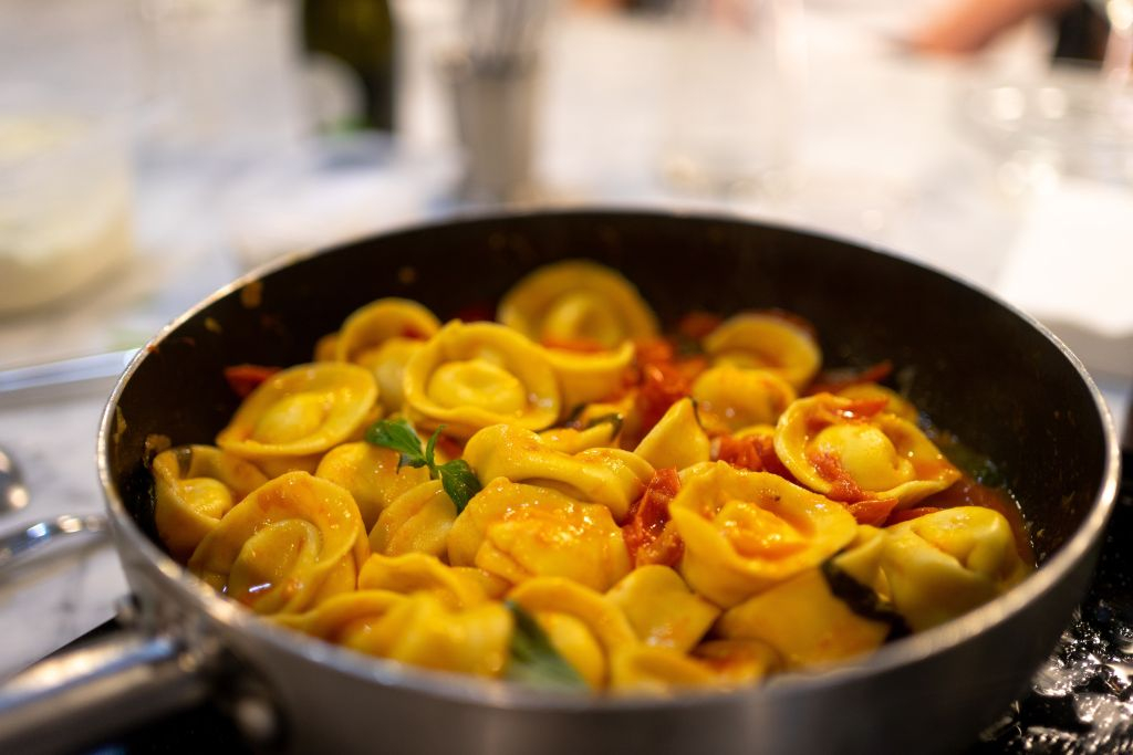 Milano: Corso di cucina sulla pasta e sul risotto + tour del mercato alimentare
