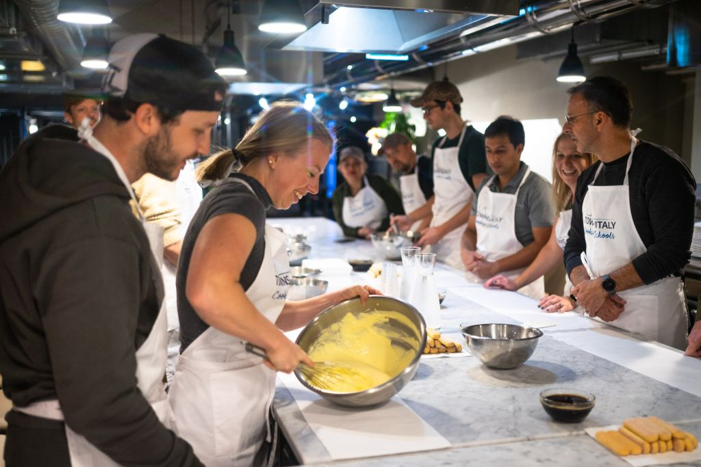 Milano: Corso di cucina sulla pasta e sul risotto + tour del mercato alimentare