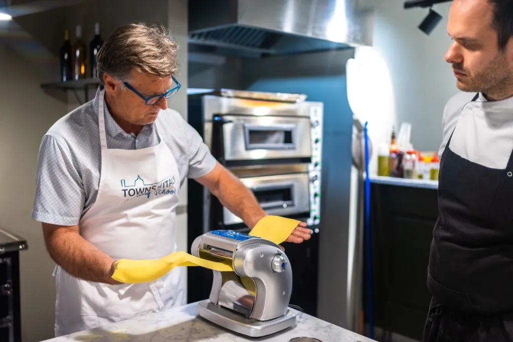 Milano: Corso di cucina sulla pasta e sul risotto + tour del mercato alimentare