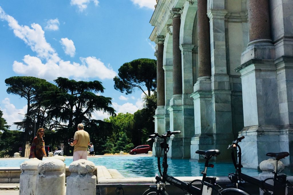 Roma: Visita de la ciudad en bicicleta eléctrica y comida callejera