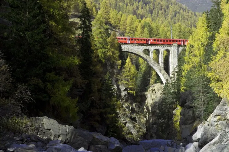 Trenino Rosso del Bernina e Treno dei Ghiacciai: Gita di un giorno da Milano