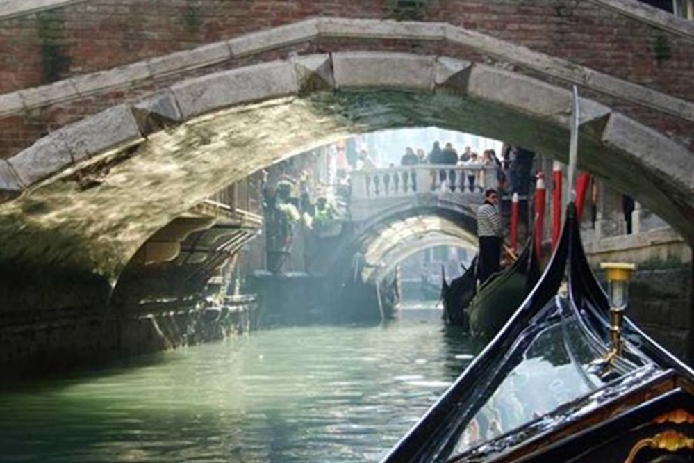 Venice: Grand Canal Gondola Ride + Skip The Line