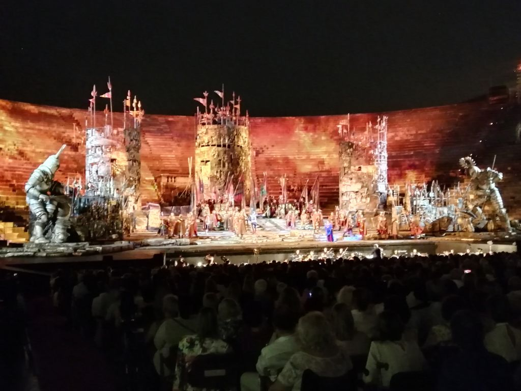 Arena dell'Opera di Verona: Biglietto per l'opera e tour a piedi della città