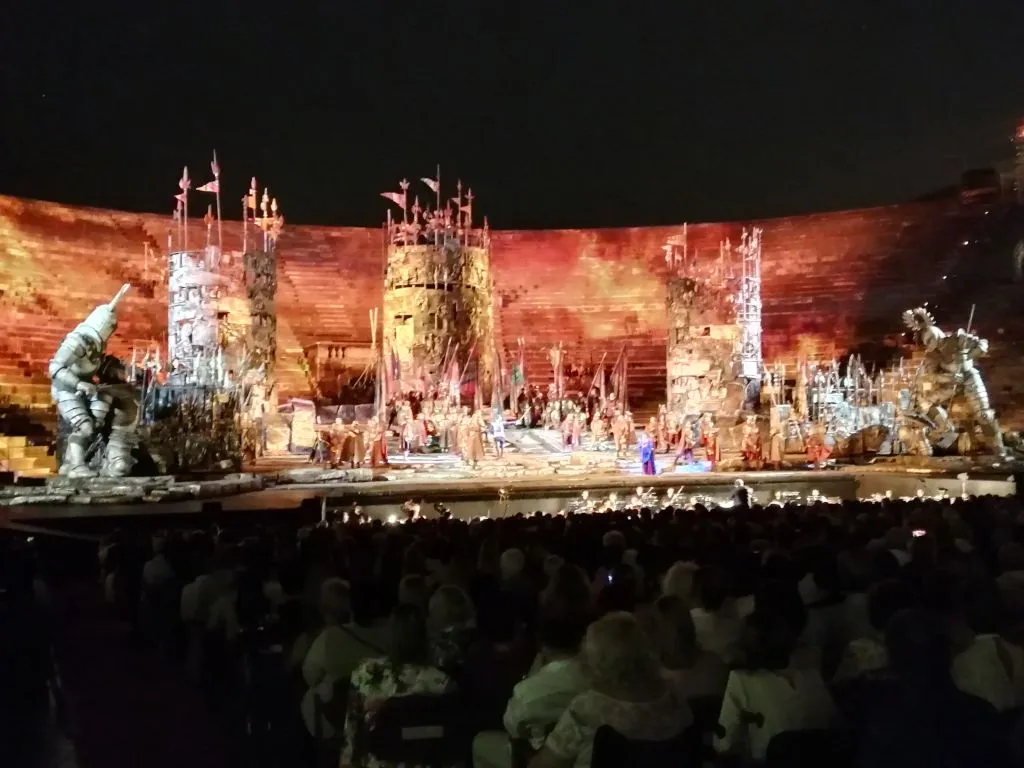 Arena dell'Opera di Verona: Biglietto per l'opera e tour a piedi della città