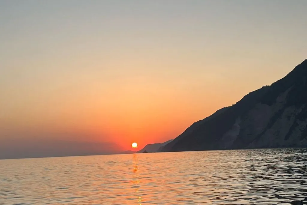 Cinque Terre: Tour in barca al tramonto per piccoli gruppi