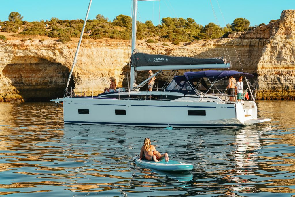 Grottes de Benagil : Demi-journée de croisière en yacht de luxe au départ de Portimão