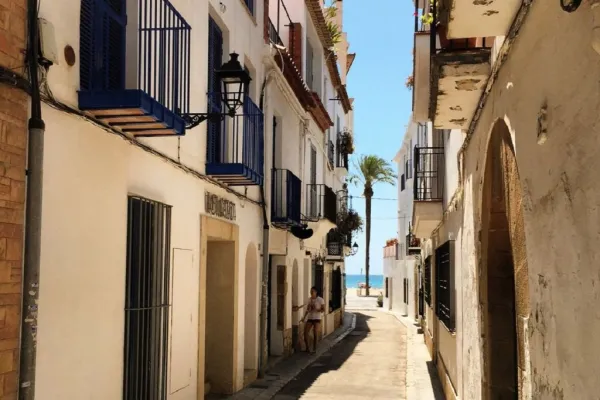 Sitges: Giro in barca, tour a piedi e visita alle cantine
