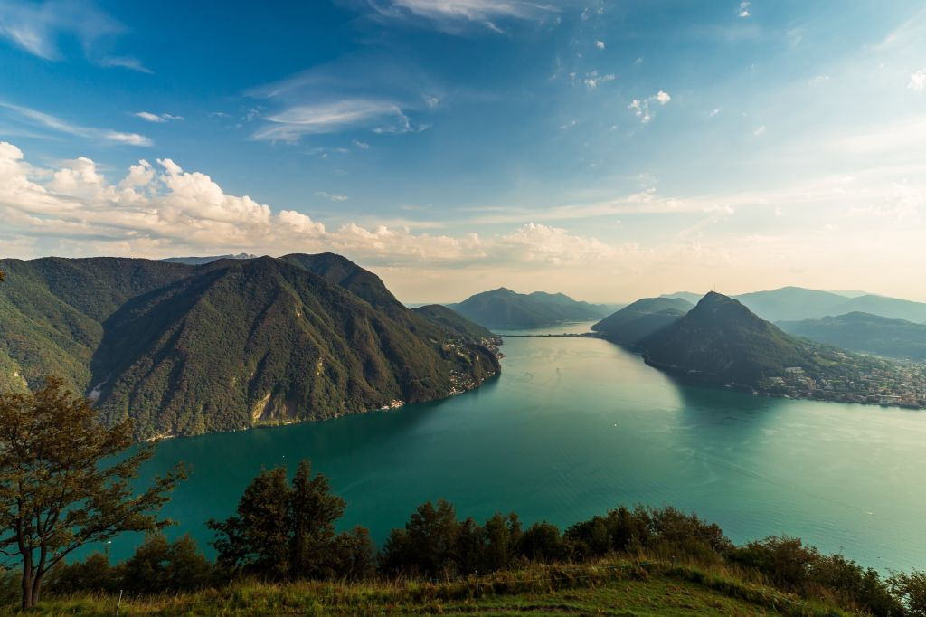 Como, Lugano e Bellagio: crociera privata in barca da Milano