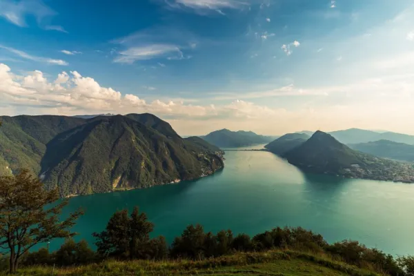 Como, Lugano e Bellagio: crociera privata in barca da Milano