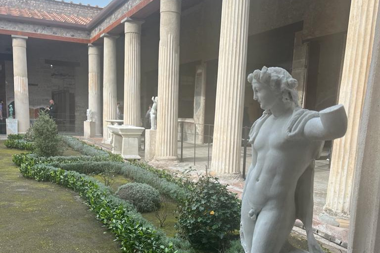 Pompeii: Roundtrip Shuttle Bus Transfer From Naples