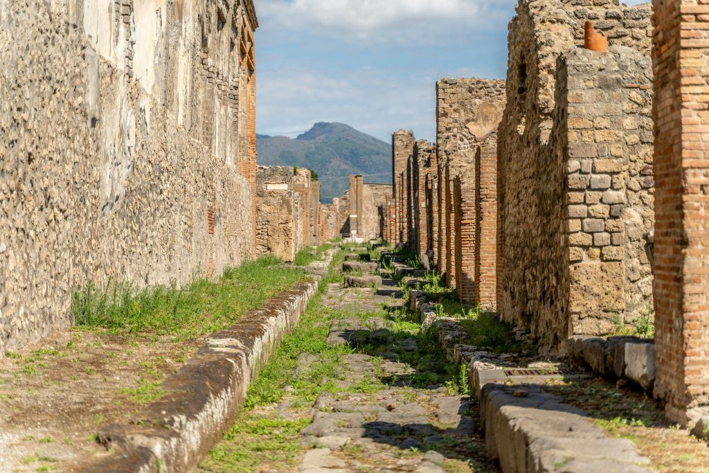 Pompeii: Roundtrip Shuttle Bus Transfer From Naples