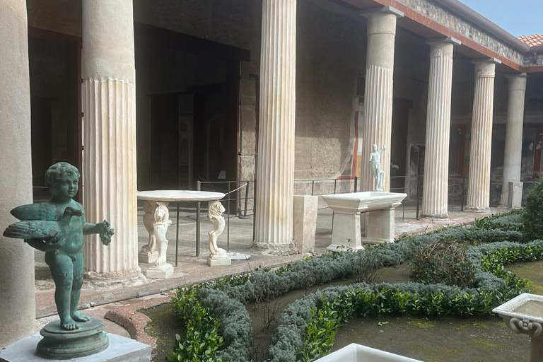 Pompeii: Roundtrip Shuttle Bus Transfer From Naples