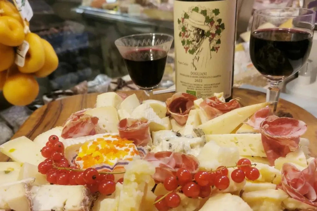 Torino: Tour gastronomico guidato con degustazione di cioccolato e vino