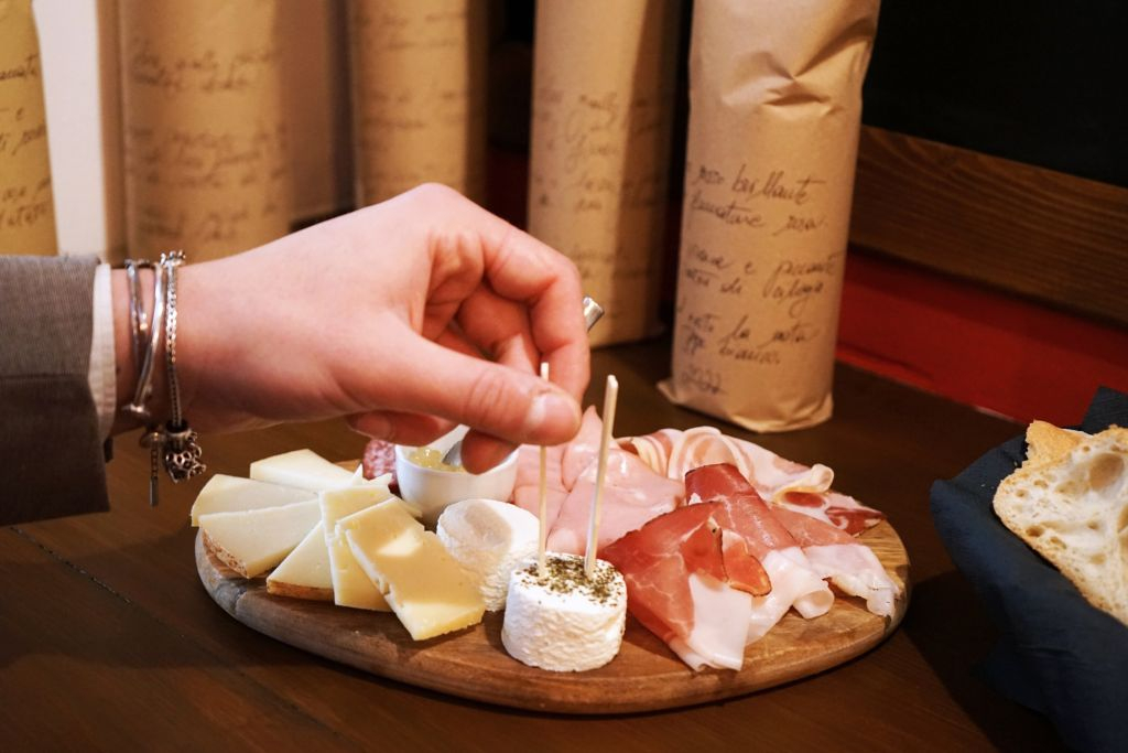 Torino: Tour gastronomico guidato con degustazione di cioccolato e vino