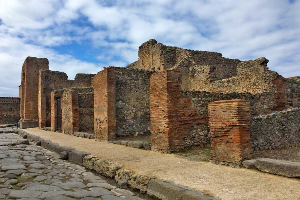 Pompeii and Naples: Day Tour from Rome
