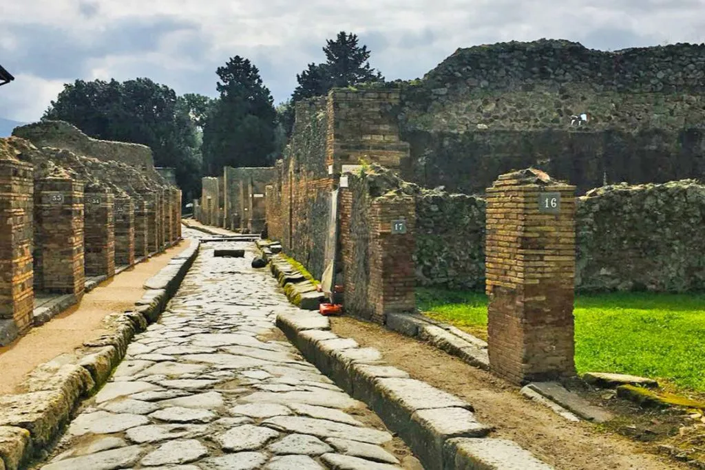 Pompeii and Naples: Day Tour from Rome