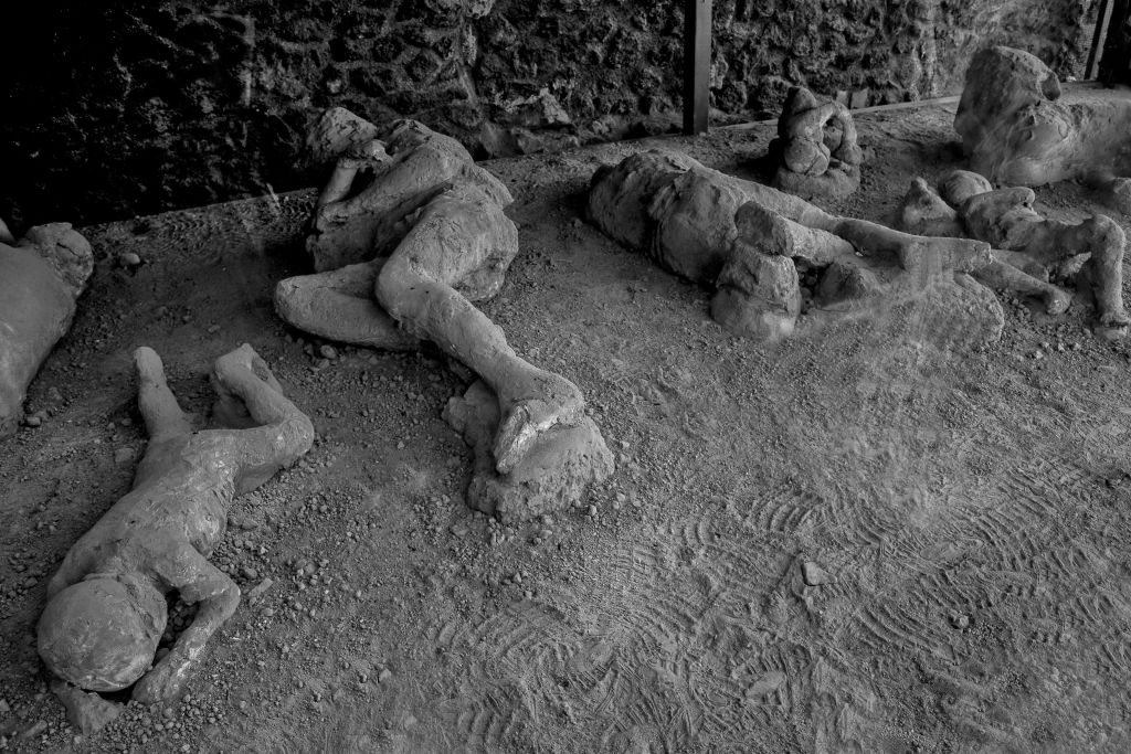 Pompeii and Naples: Day Tour from Rome