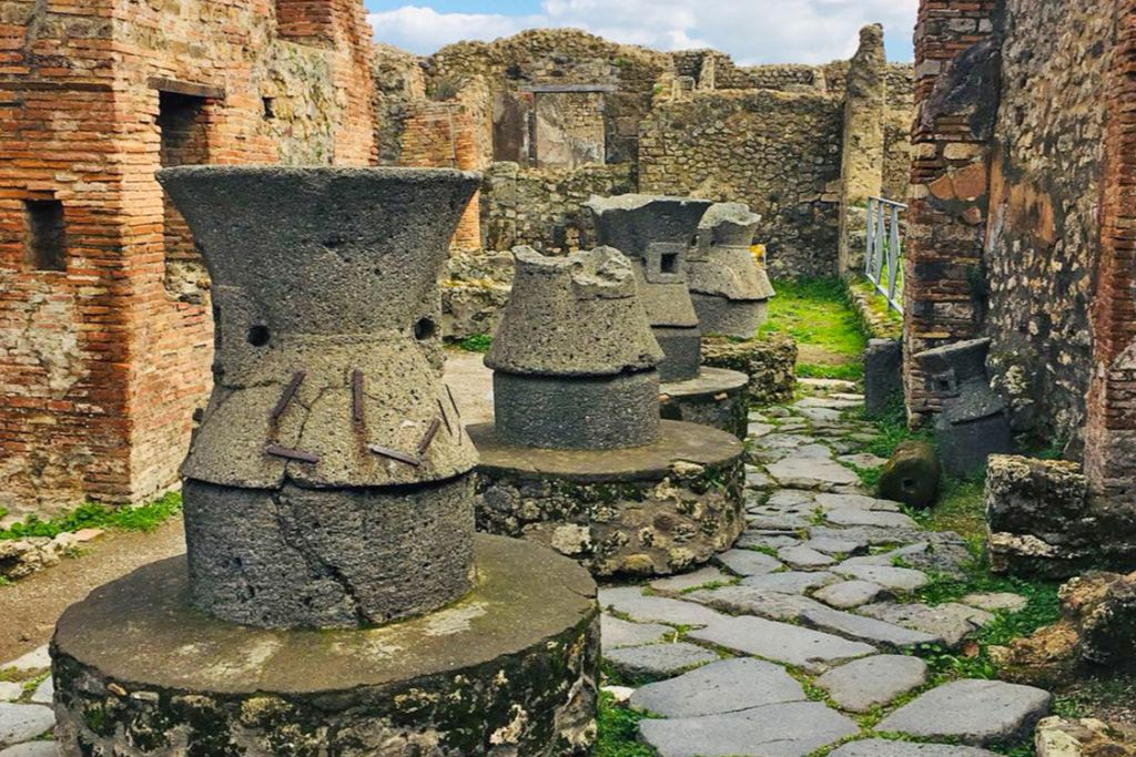 Pompeii and Naples: Day Tour from Rome