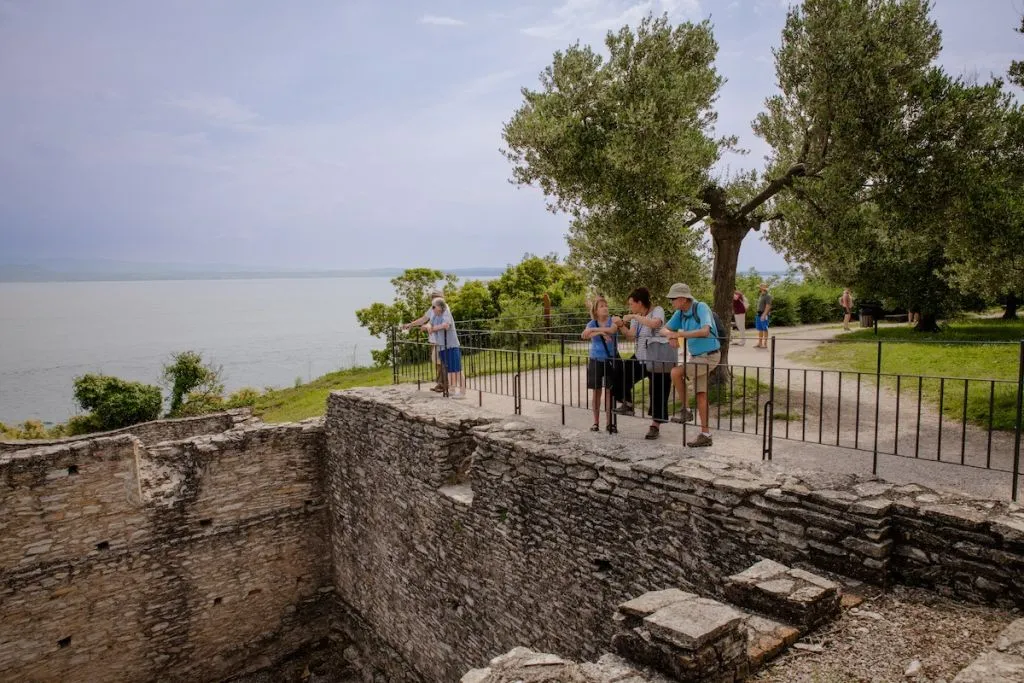 Sirmione: Tour in barca e Grotte di Catullo