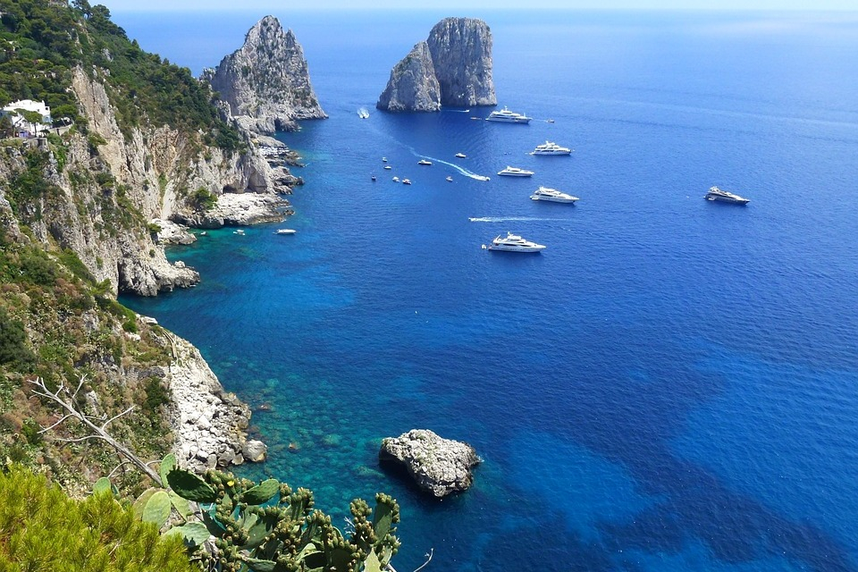 Capri: tour in barca e sosta bagno + viaggio di andata e ritorno da Napoli
