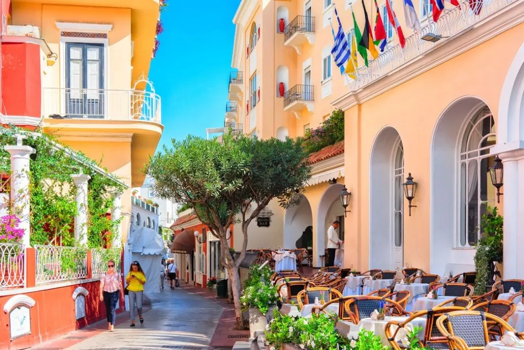 Capri: Boat Tour & Swimming Stop + Roundtrip from Naples